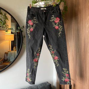 Topshop - Black / Red Embroidered Rose Floral Mom Jeans - W32 / L36